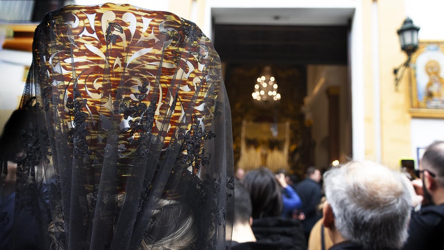 Mantilla frente a la Virgen de la Esperanza de Triana (Capilla de los Marineros en calle Pureza)
