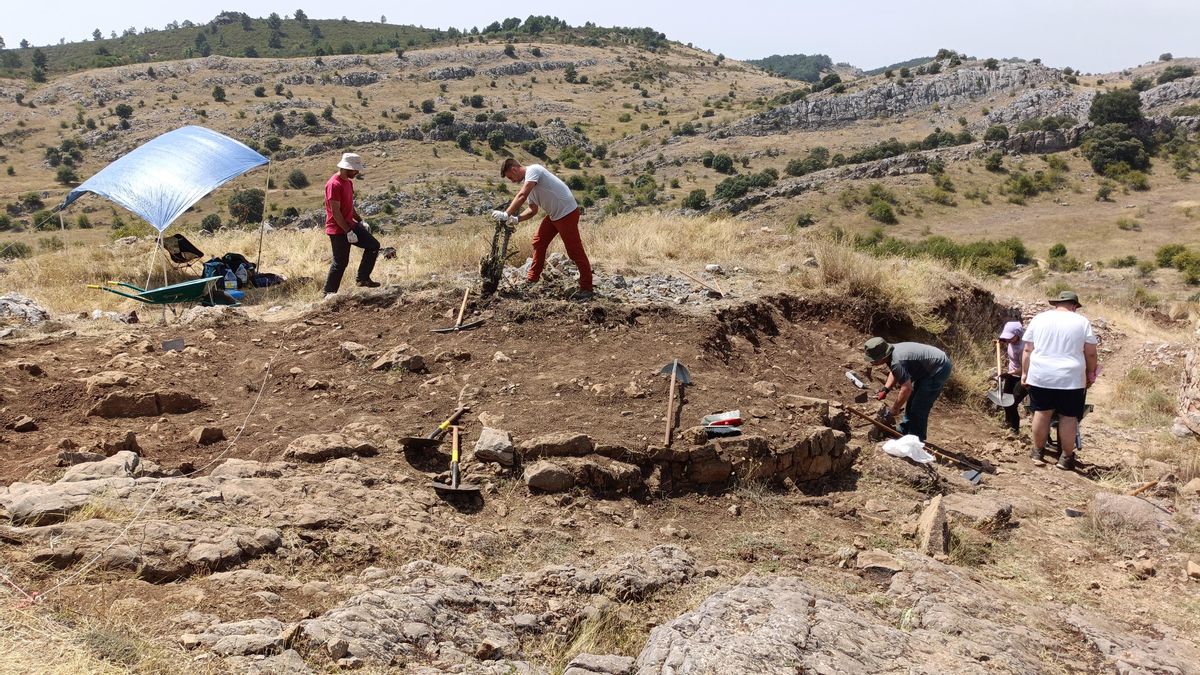 Excavaciones en el yacimiento de la Edad de Hierro en La Peña del Castro, en La Ercina, León.
