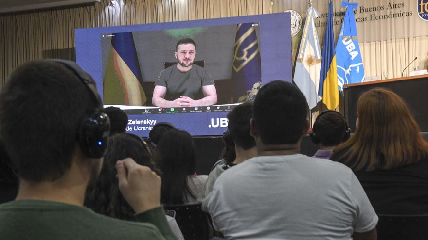 El presidente de Ucrania Volodimir Zelenski participó en una teleconferencia con estudiantes de la UBA
