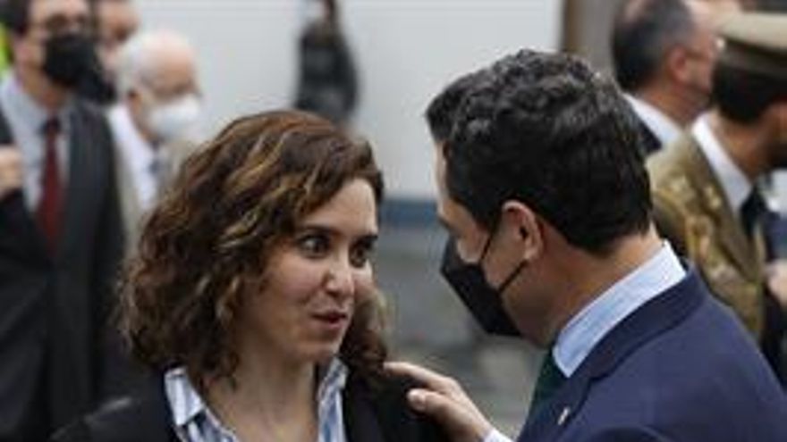 La presidenta de la Comunidad de Madrid, Isabel Díaz Ayuso y el presidente de Andalucía, Juan Manuel Moreno. (EFE/Juan Carlos Hidalgo).