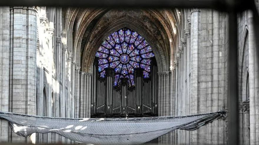 El órgano de Notre Dame, el más grande de Francia, tiene 8.000 tubos y así fueron limpiados después del incendio del que se salvó