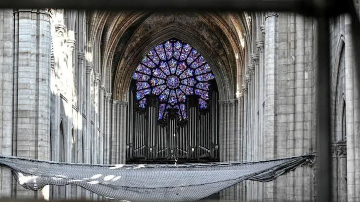 El órgano de Notre Dame, el más grande de Francia, tiene 8.000 tubos y así fueron limpiados después del incendio del que se salvó