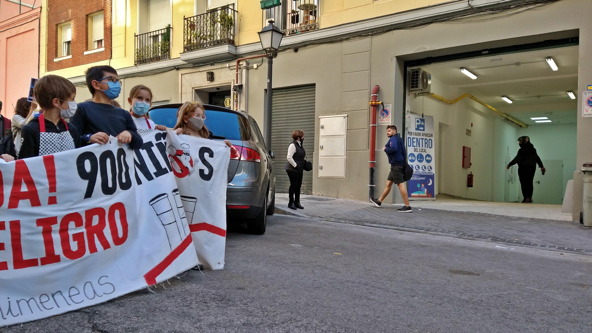Cientos de manifestantes contra las cocinas fantasma de Madrid