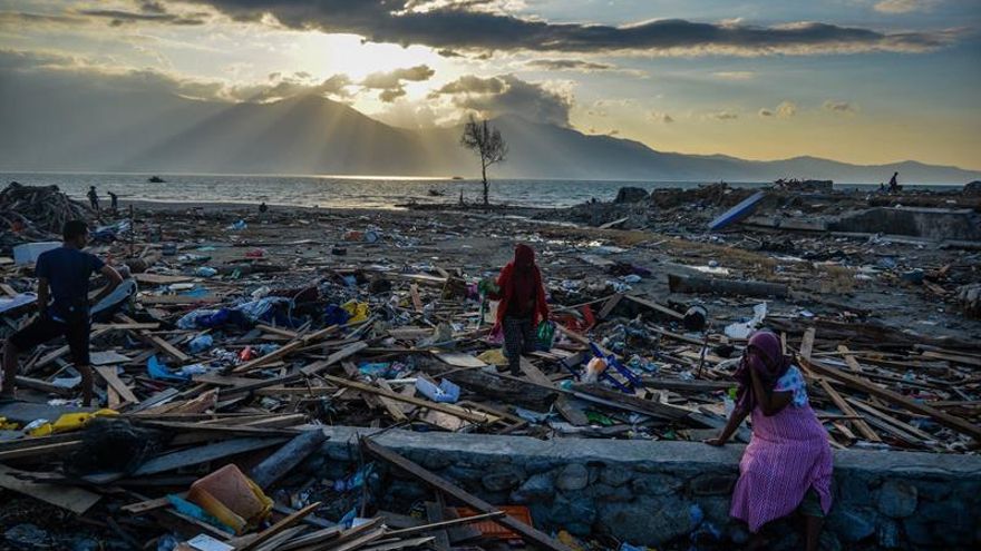 Un tsunami provoca al menos 20 muertos y 165 heridos en Indonesia