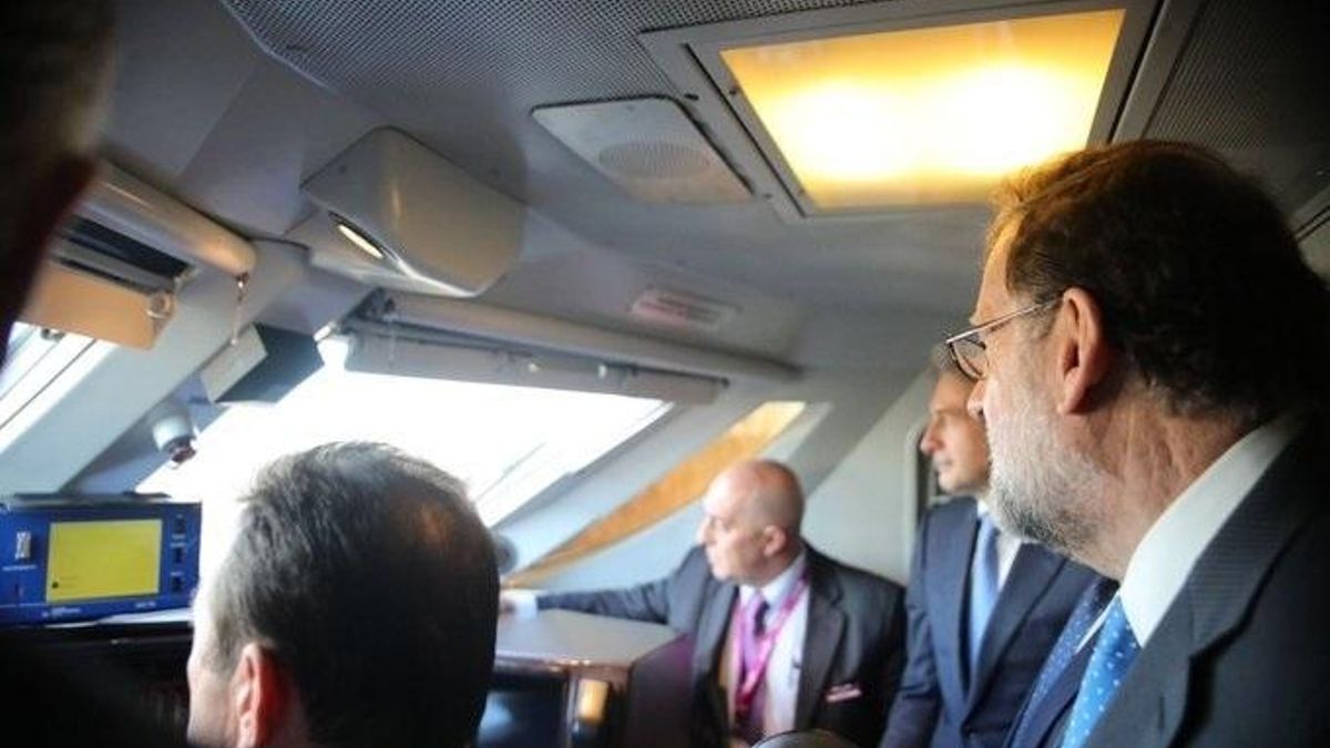 El trayecto inaugural del AVE Madrid-Castellón llega con media  hora de retraso con Rajoy a bordo