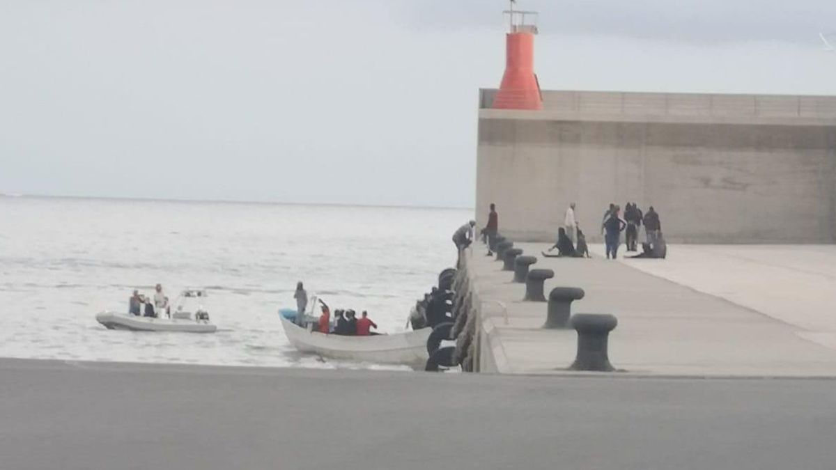 Un momento de la llegada del cayuco al Puerto de Tazacorte.