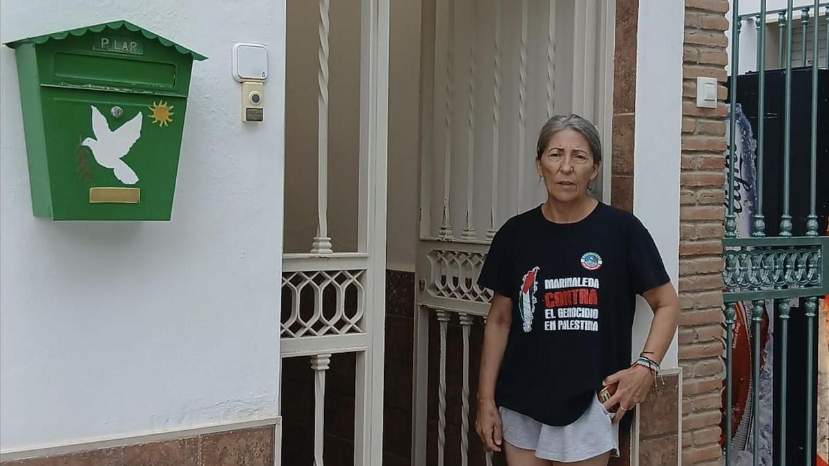 Pilar posa ante su casa de Marinaleda, que ella misma ayudó a construir, y por la que paga menos de 20 euros al mes.