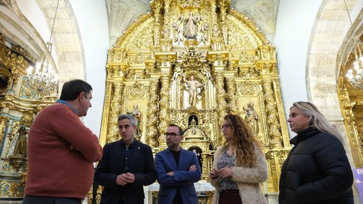El vicepresidente de Cantabria, Pablo Zuloaga, y la directora general de Patrimonio, Zoraida Hijosa, en la iglesia de San Sebastián de Reinosa.