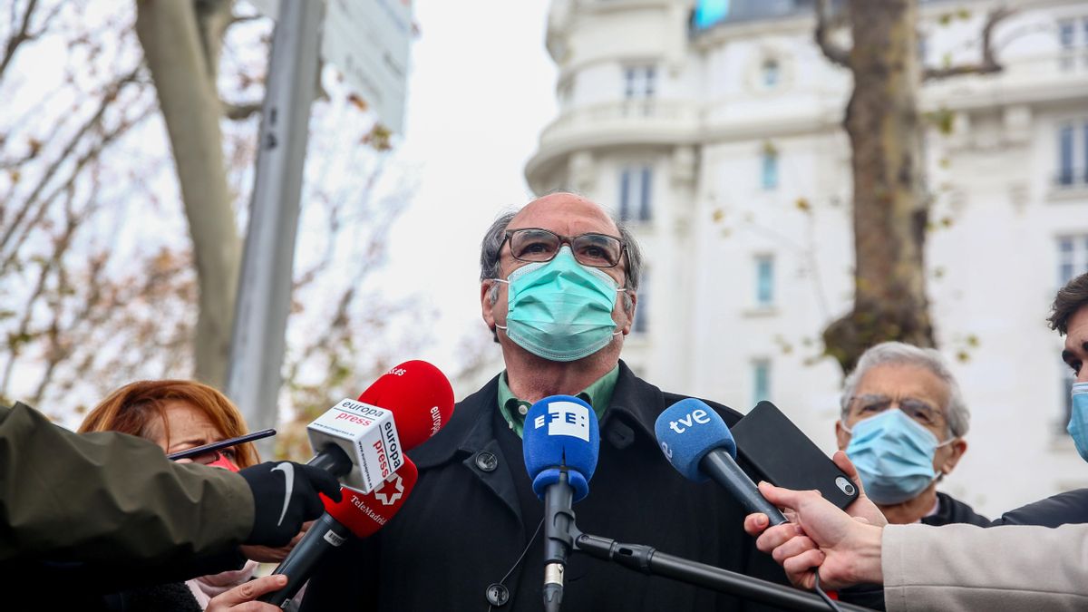 El portavoz del PSOE en la Comunidad de Madrid, Ángel Gabilondo, atiende a los medios durante una manifestación de la Marea Blanca en defensa de la sanidad pública en Madrid (España), a 29 de noviembre de 2020. Un total de trece organizaciones se han unid