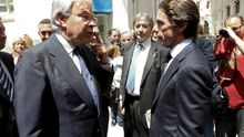 Los expresidentes del Gobierno Felipe González, consejero de Gas Natural Fenosa, y José María Aznar, asesor de Endesa. EFE/Juan Carlos Hidalgo