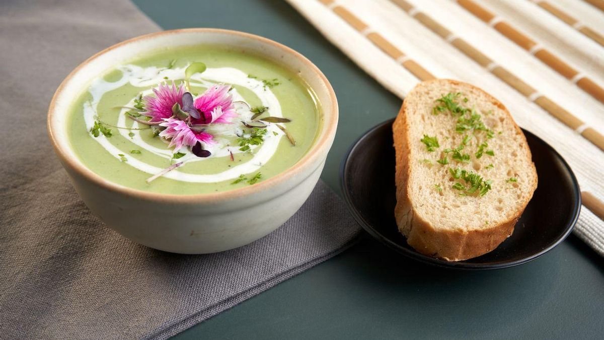 Puedes acompañar este gazpacho de tostadas de pan crujiente
