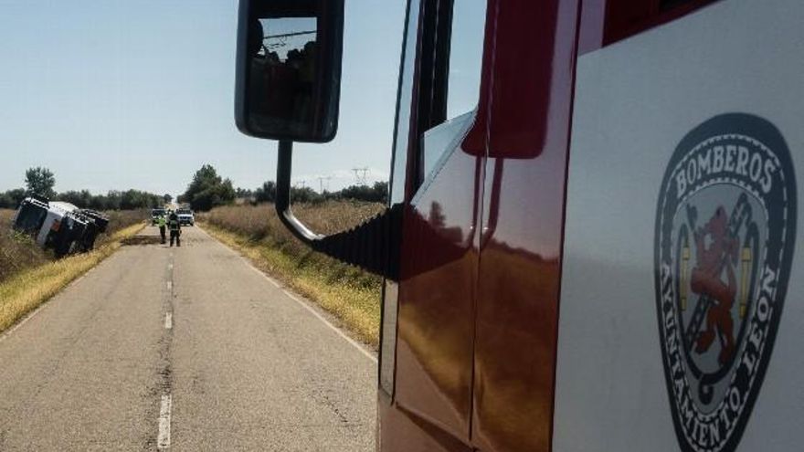 Vuelca un camión cisterna en Roperuelos del Páramo.
