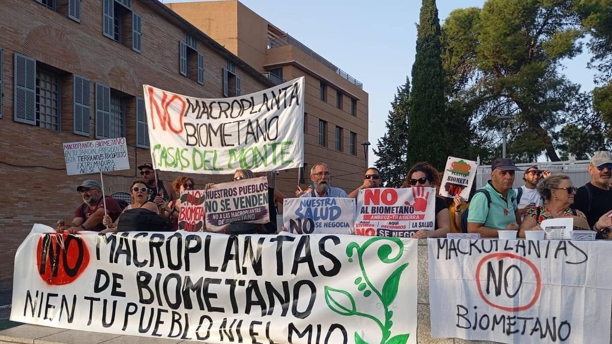 Protesta en la plaza Mayor de Plasencia al grito de 'No a la macroplanta de biometano'