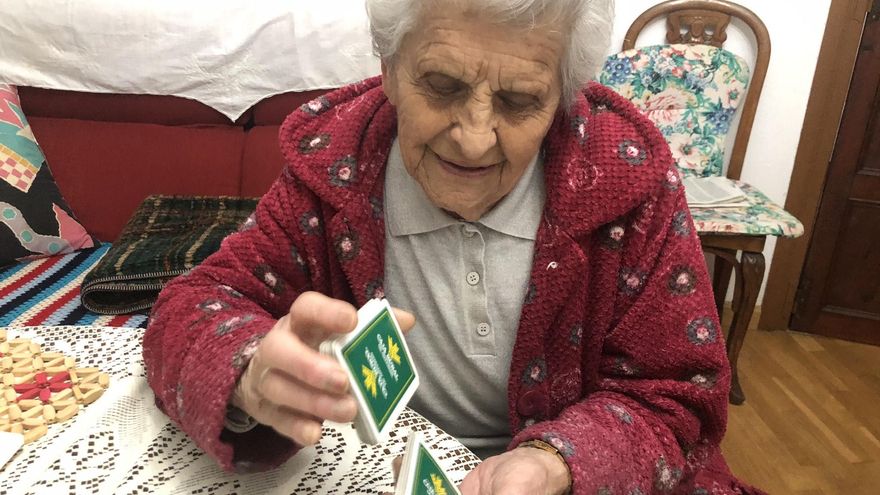 Saría, la primera mujer en partir la baraja del tute hace 80 años en el occidente de Asturias