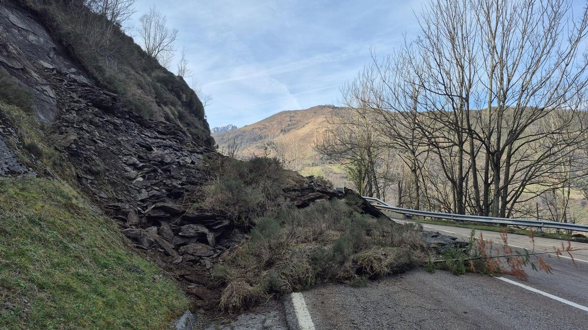 Un desprendimiento en el puerto de Pajares obliga a estrechar la carretera N-630 en dirección a Gijón