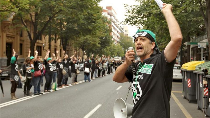 Miles de funcionarios vascos se manifiestan contra los recortes públicos