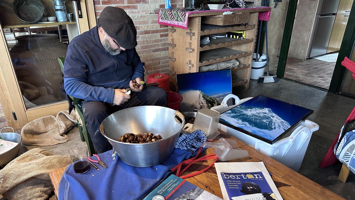 Mikel Álvarez cortando las castañas junto a las instantáneas que tomó subiendo al Everest