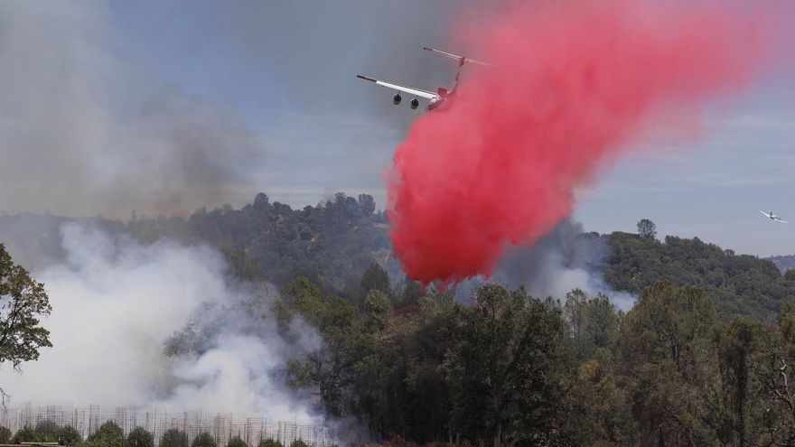 Un incendio forestal se extiende en California en medio de una ola de calor que bate récords en EEUU
