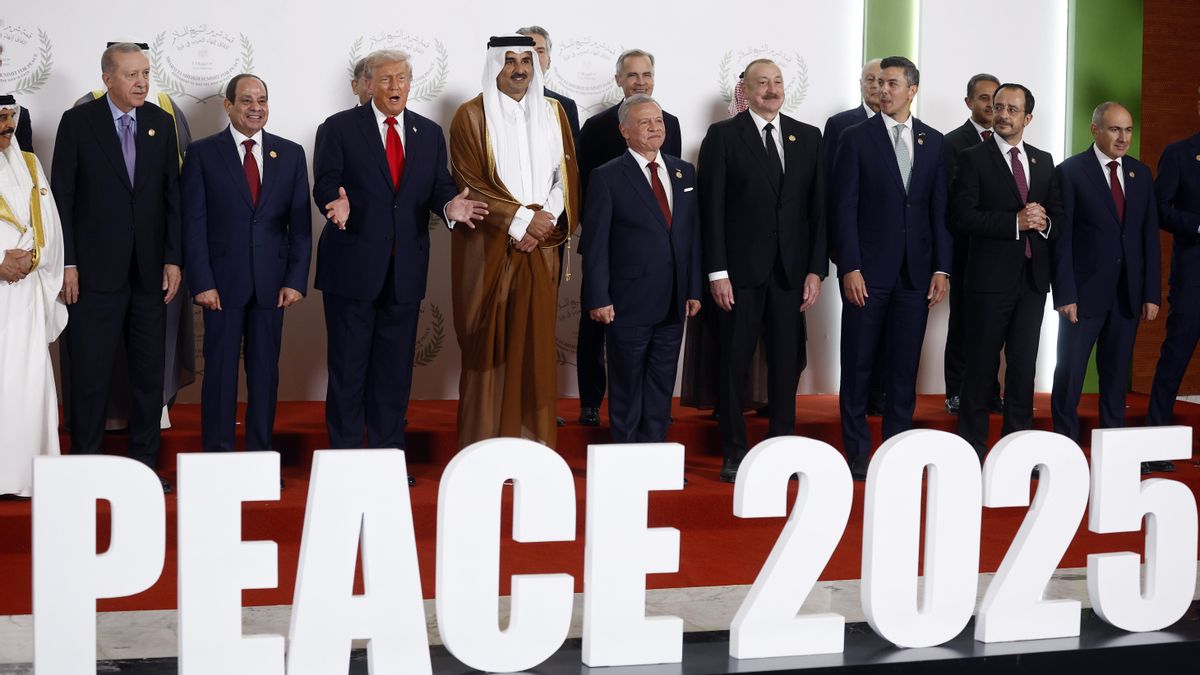 Los presidentes de Turquía, Recep Tayyip Erdogan; de Egipto, Abdel Fattah al-Sisi; de EE.UU., Donald Trump, junto a otros dignatarios durante la foto familiar en la Cumbre de Paz de Gaza, en Sharm El Sheij