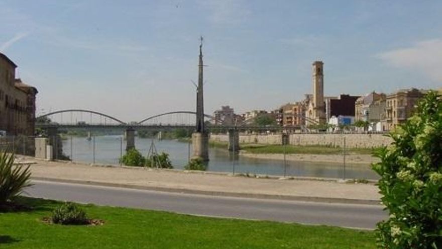 La Justicia suspende la retirada en Tortosa de un monumento franquista de 45 metros