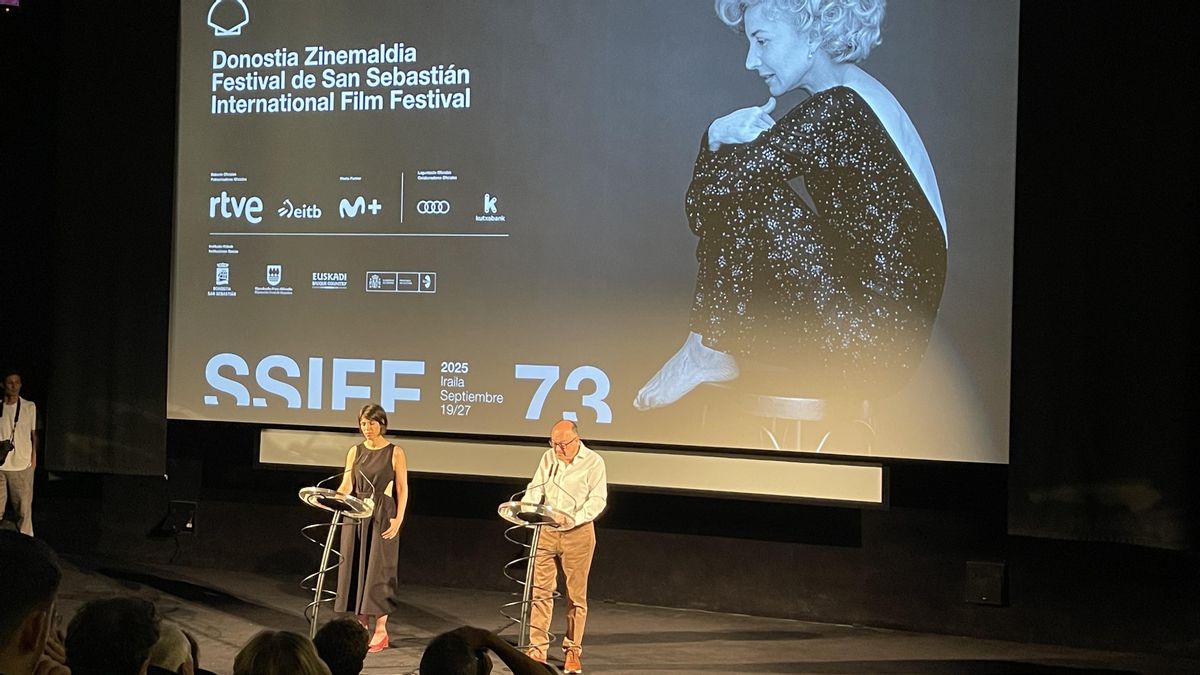 El director del Festival de Cine de San Sebastián, José Luis Rebordinos, y la responsable de Comunicación, Ruth Pérez de Anucita