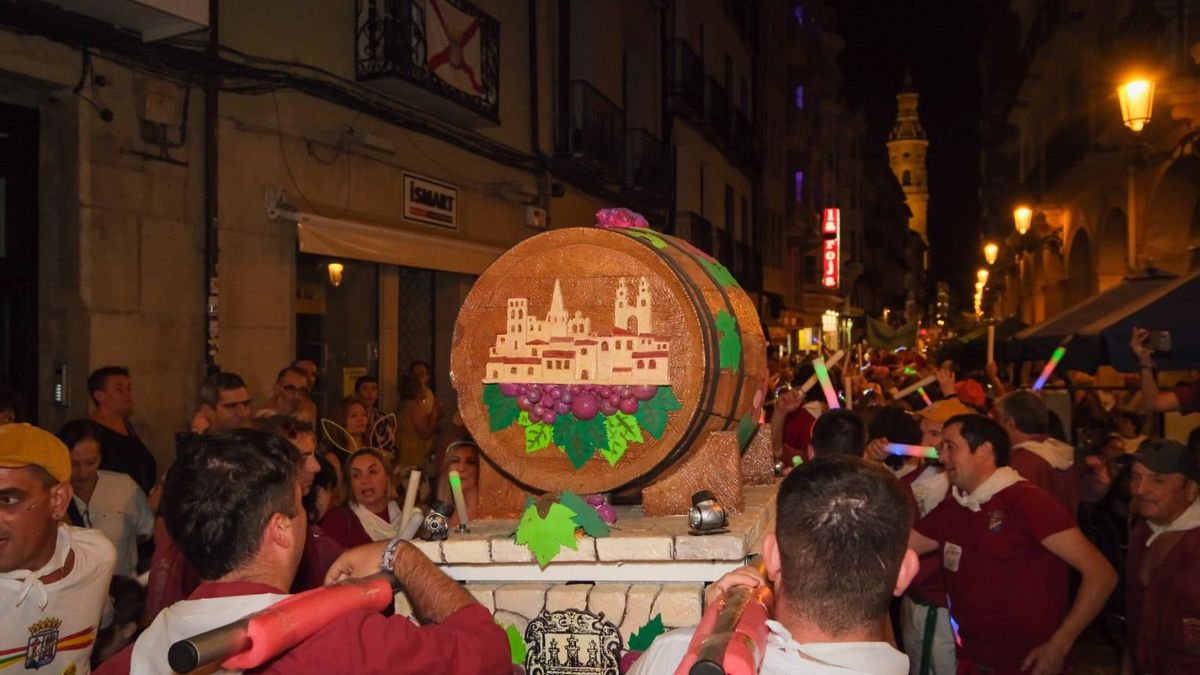 Desfile de peñas en la Quema de la Cuba de San Mateo 2026