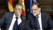Zoido y Rajoy en una reunión con altos cargos policiales tras el atentado de Barcelona.