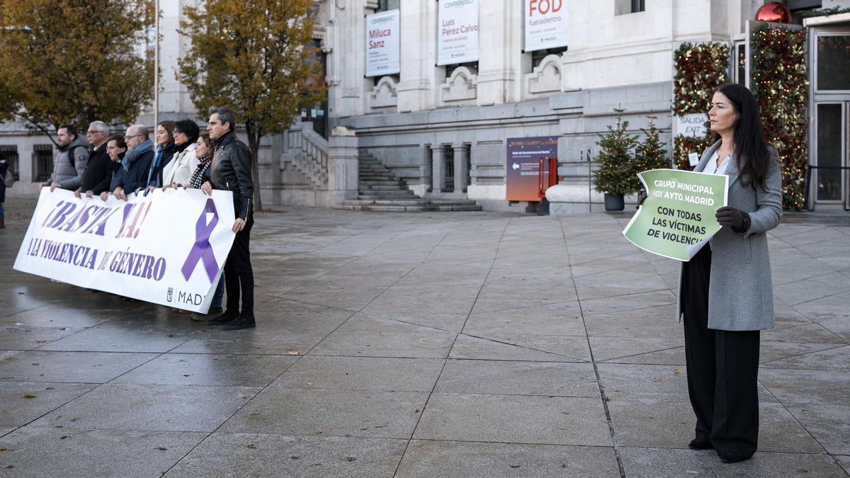 La portavoz adjunta de Vox en el Ayuntamiento, Carla Toscano, se aparta del resto de políticos en el minuto de silencio por el asesinato por violencia de género de una vecina de Torrejón de Ardoz.