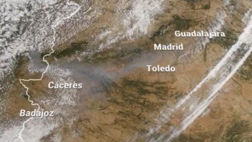 Imagen del satélite Aqua Modis que muestra el humo de los incendios de Portugal sobre la península ibérica