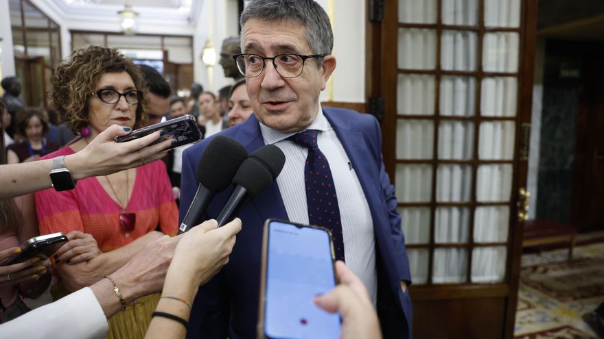 El portavoz del PSOE en el Congreso, Patxi López a su llegada al Congreso de los Diputados para asistir a la sesión de control al Gobierno, este miércoles. EFE/Chema Moya