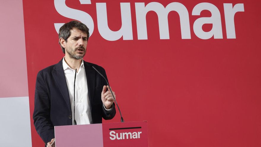 El portavoz de Sumar, Ernest Urtasun, durante la rueda de prensa este lunes en Madrid
