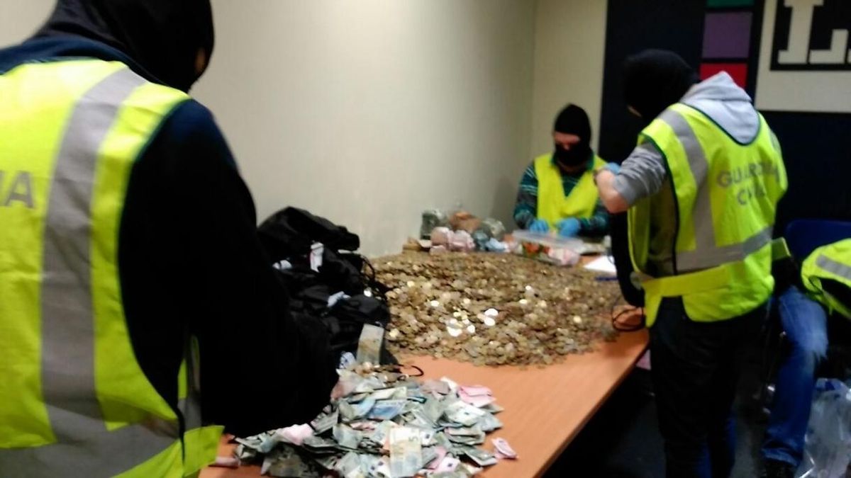 La Guardia Civil halla gran cantidad de dinero en monedas y billetes pequeños en el registro de la sede de LAB