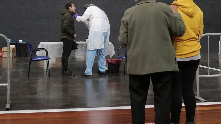 El Departamento de Salud del País Vasco y Osakidetza han iniciado este jueves en el frontón Izarraitz de Azpeitia las pruebas PCR a los vecinos de esta localidad guipuzcoana, de entre 17 y 40 años de edad, que quieran colaborar en este cribado en esta localidad que tiene una tasa acumulada en 14 días de 836,93 positivos por 100.000 habitantes . EFE/Gorka Estrada