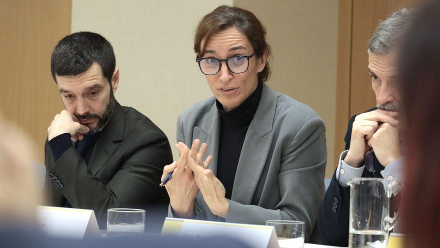 Los ministros Pablo Bustinduy (izda) y Mónica García, en una reunión.