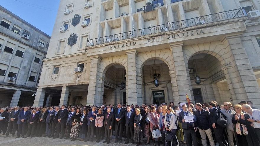 Jueces de Sevilla se concentran por su "preocupación" ante los acuerdos políticos para la investidura de Sánchez