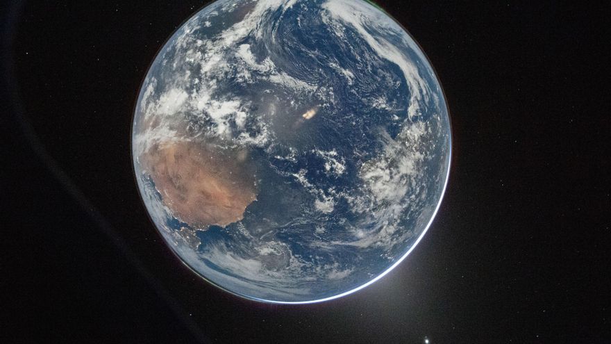 ¿De verdad la Tierra está tan protegida como parece desde el espacio? Un halo en la foto de Artemis II lo pone en duda