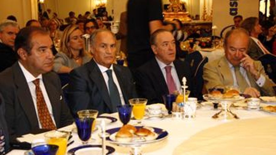 Evaristo del Canto, presidente del Banco Ceiss en la conferencia de Antonio Carrascoca, responsable del FROB (segundo por la izda).