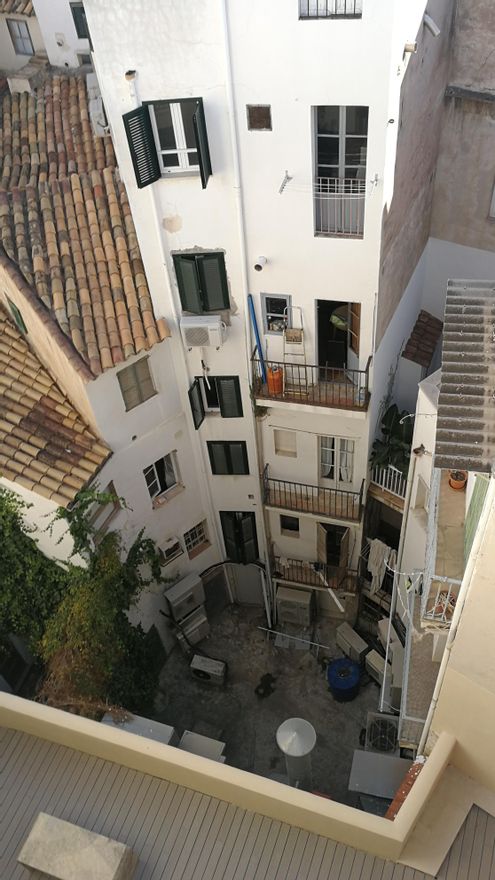 Vista de los edificios en semicírculo bajo cuyo subsuelo se ubicaría el teatro romano de Palma