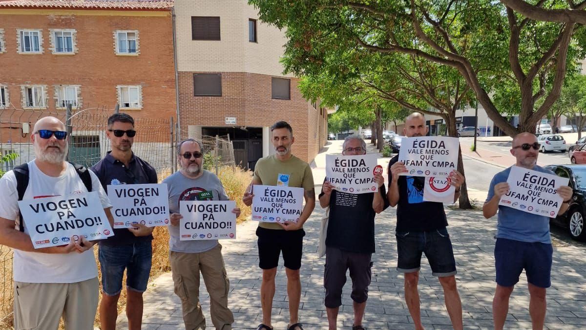 Representantes de la Policía Local que han entregado hoy la carta a la alcaldesa de Zaragoza