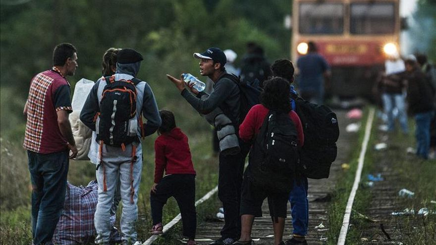 Dos mil personas cruzaron ilegalmente ayer la frontera húngara desde Serbia