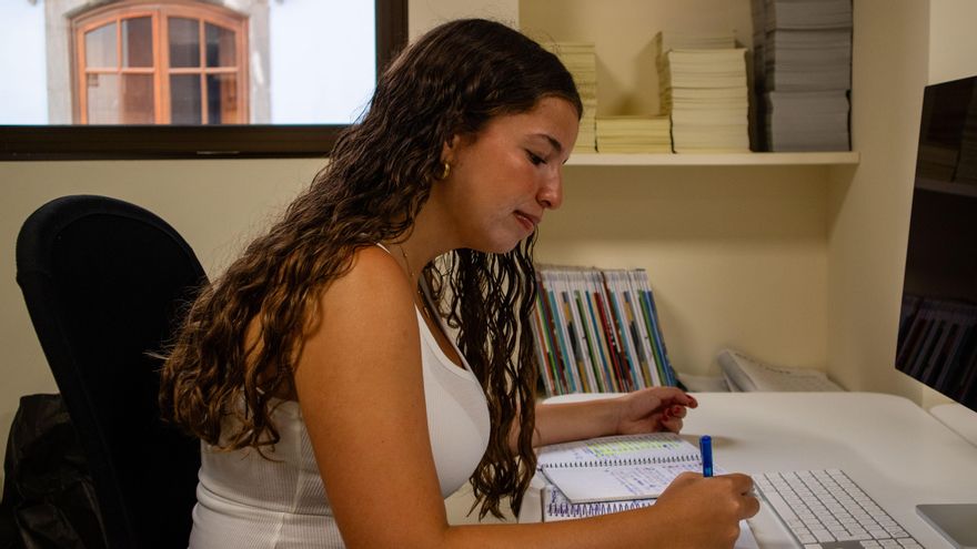 Alejandra Ramírez estudiando en Gran Canaria.