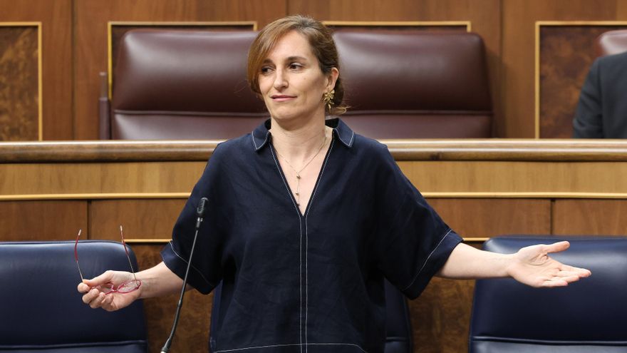 La ministra de Sanidad rechaza llamar "memos" a los jóvenes y pide a la CEOE dejar de "banalizar" con las bajas médicas