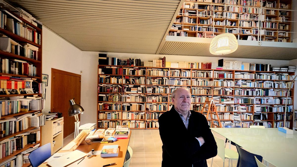 Villacañas posa ante su espectacular biblioteca particular.