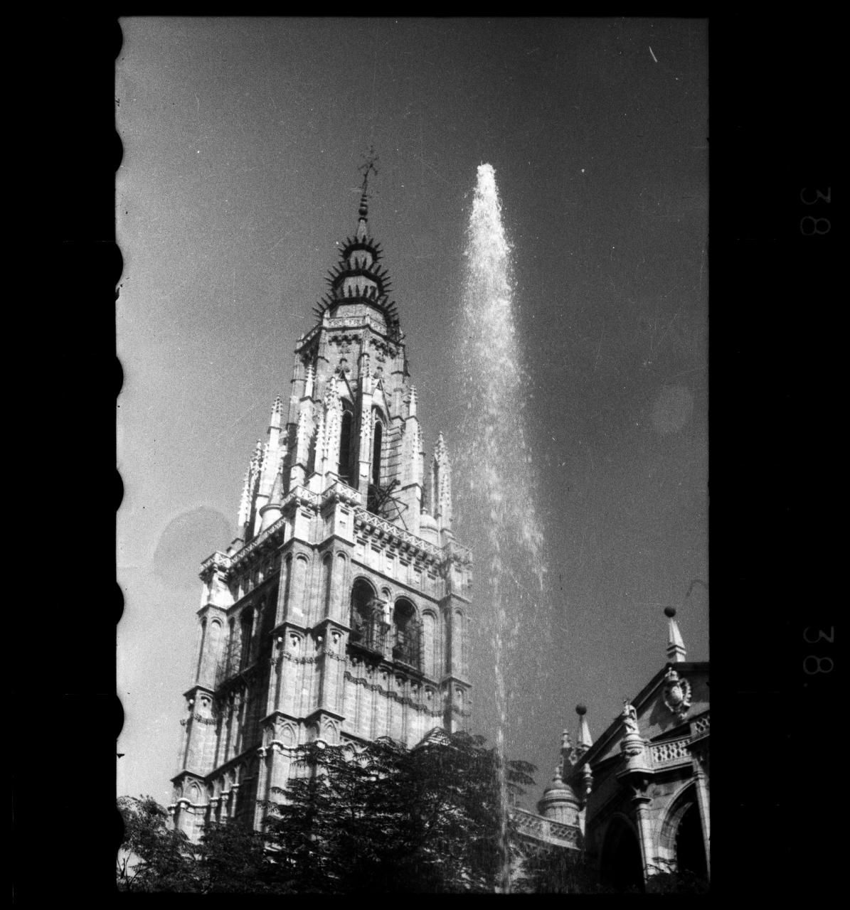 Plano de la torre de la Catedral de Toledo, con la fuente de piedra que existía delante del Ayuntamiento. Años 60.