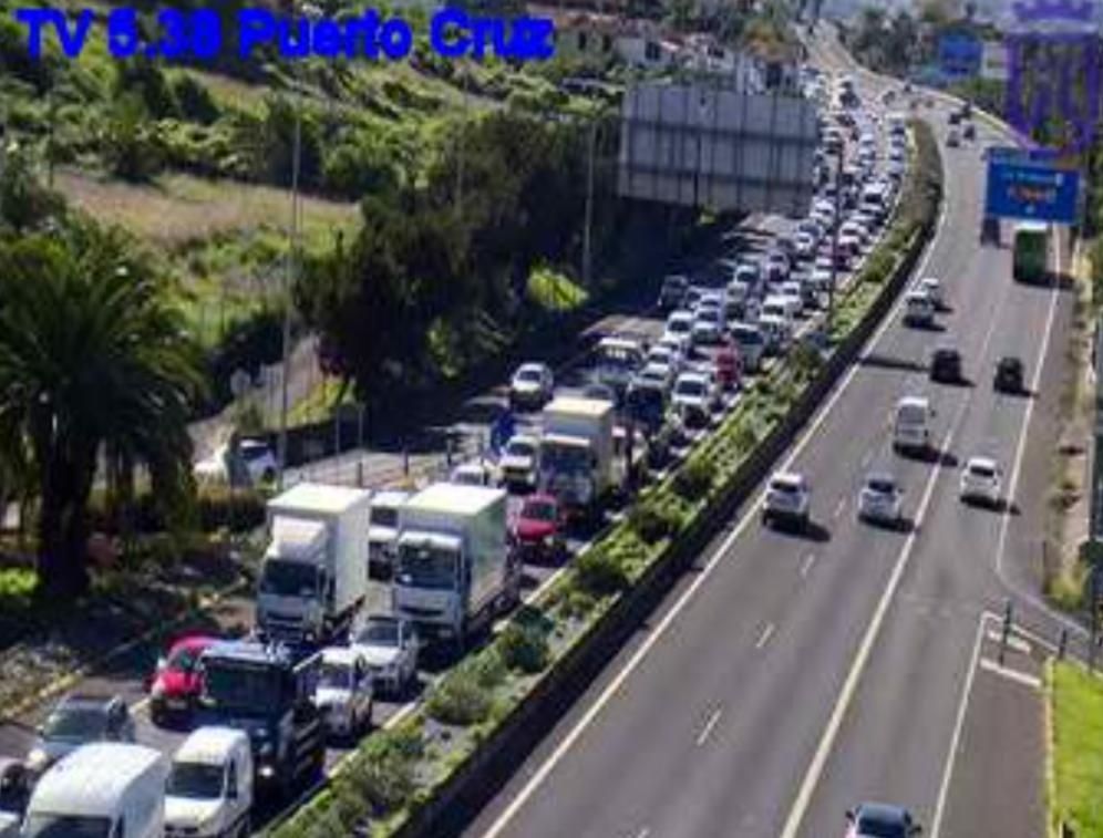 Retenciones en la TF-5, sentido Santa Cruz de Tenerife, tras la colisión de dos vehículos este viernes.