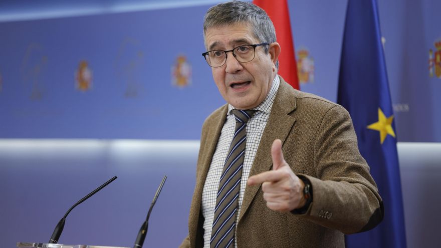 El portavoz del PSOE, Patxi López durate la rueda de prensa tras la reunión de la Mesa del Congreso y de la Junta de Portavoces celebrada este martes en Madrid. EFE/ Zipi