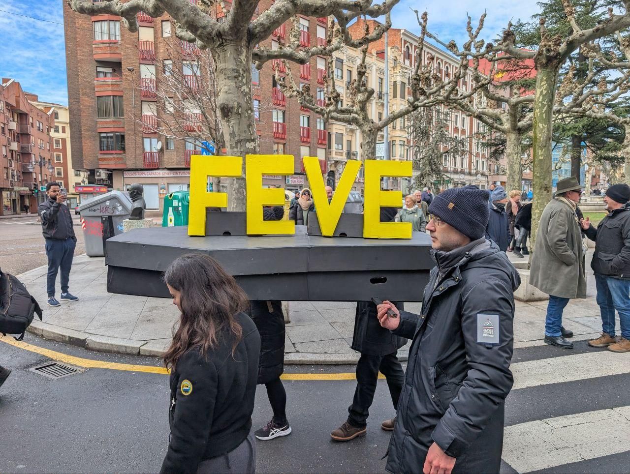 Manifestación contra el enterramiento de las vías de la línea de Feve en León capital