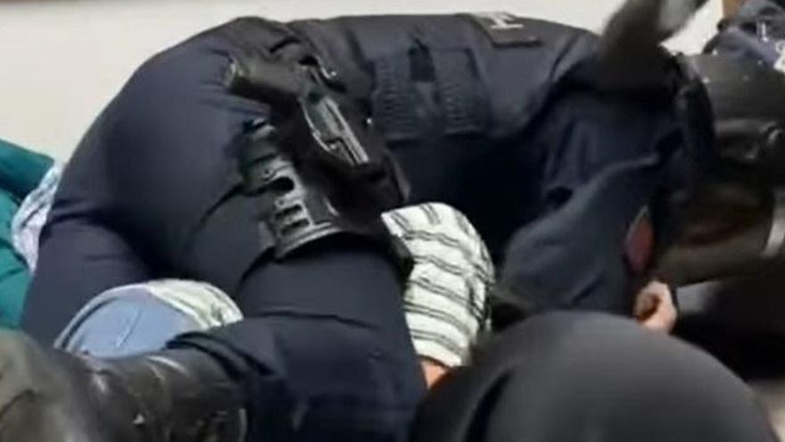 Momento de la entrada de la Policía Nacional en el decanato de Filología de la Universidad de Sevilla.