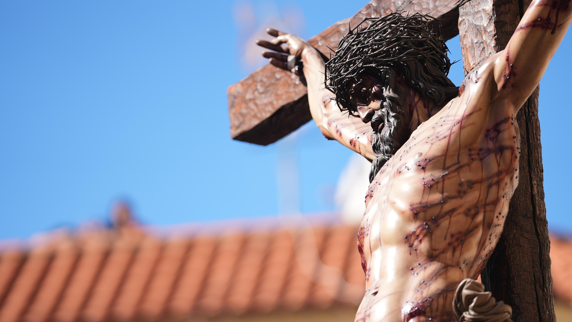 La estación de penitencia de la Hermandad Universitaria, en imágenes