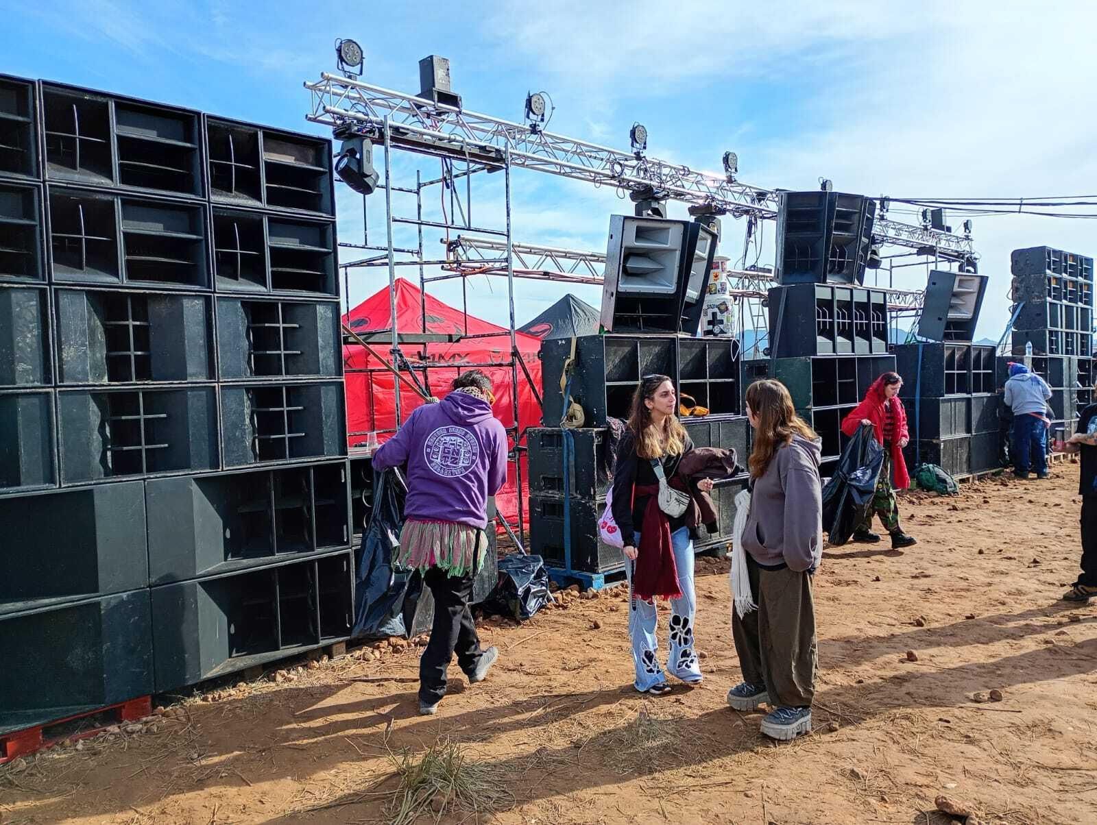 Varios participantes de la rave en el entorno de El Cenajo (Albacete) recogiendo los residuos originados